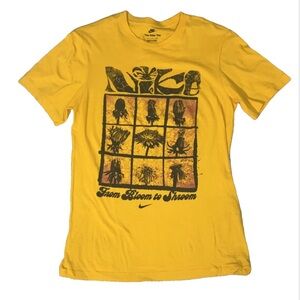 Nike Men's Black and Yellow T-shirt